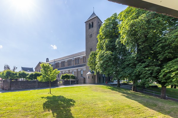 Foto - Te koop: In een fraai, modern wooncomplex "Heiderveste", midden in het hart van Heerlerheide, op loopafstand van een winkelcentrum; ligt dit ruime, luxe appartement op de 1e verdieping (2e woonlaag).